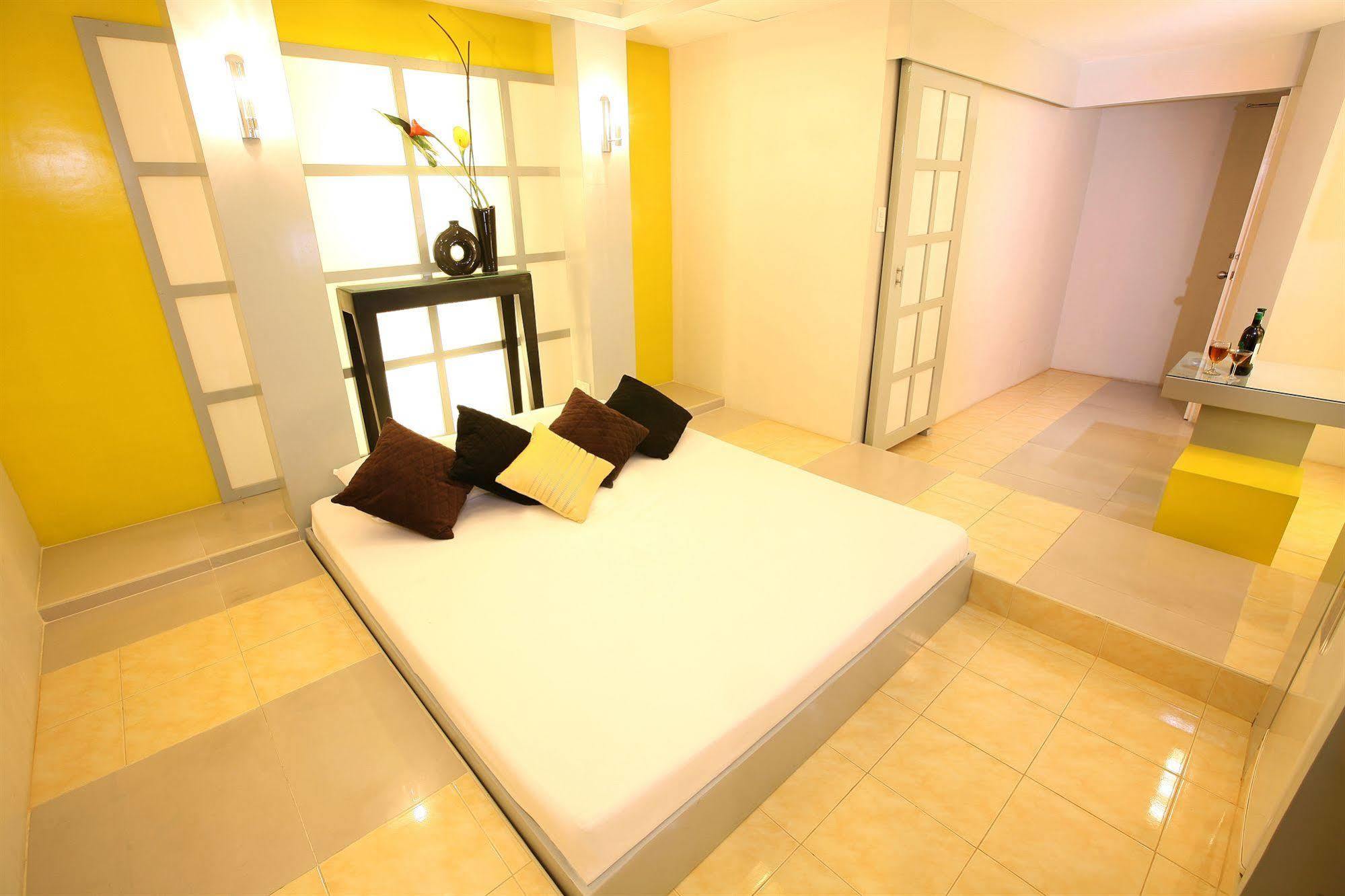 Motel Victoria Court Pampanga Exterior foto